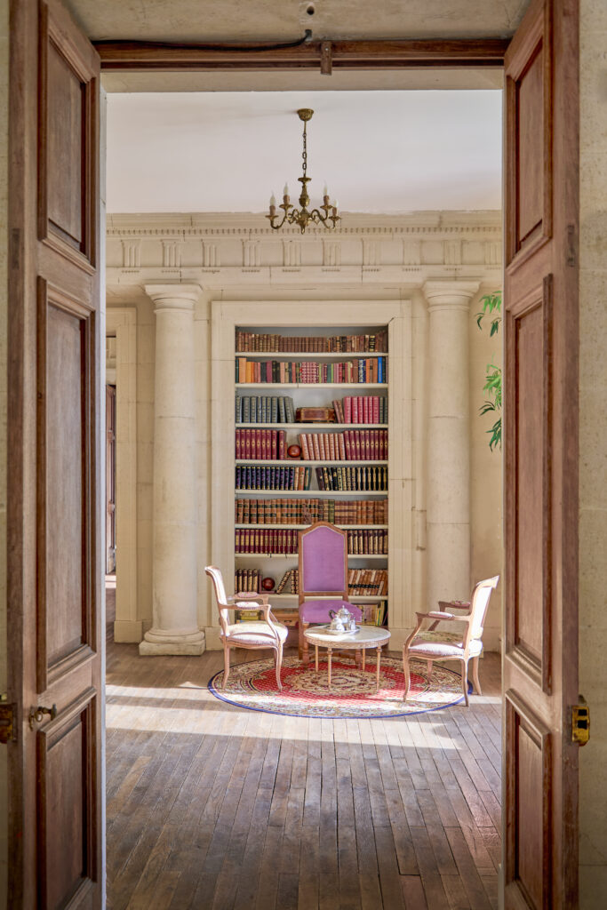 Espace détente devant une bibliothèque réalisé par Olivier Durand.