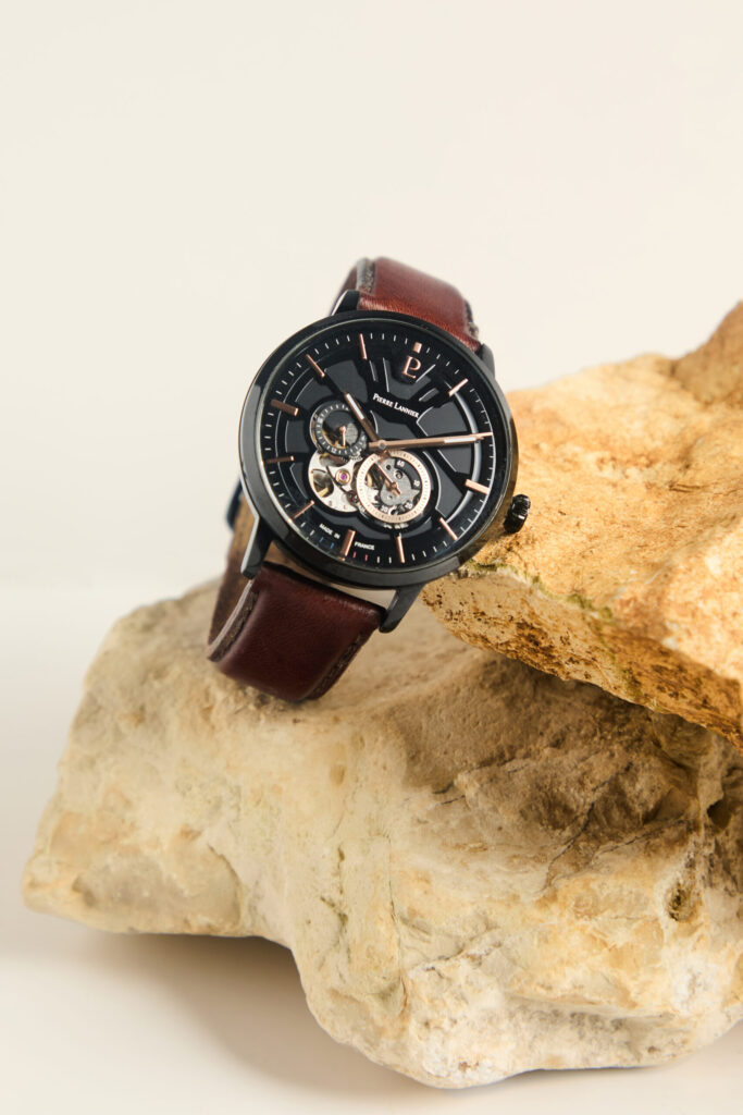 Mise en scène publicitaire d'une montre de luxe sur des pierres naturelles, réalisé en studio par Olivier Durand.