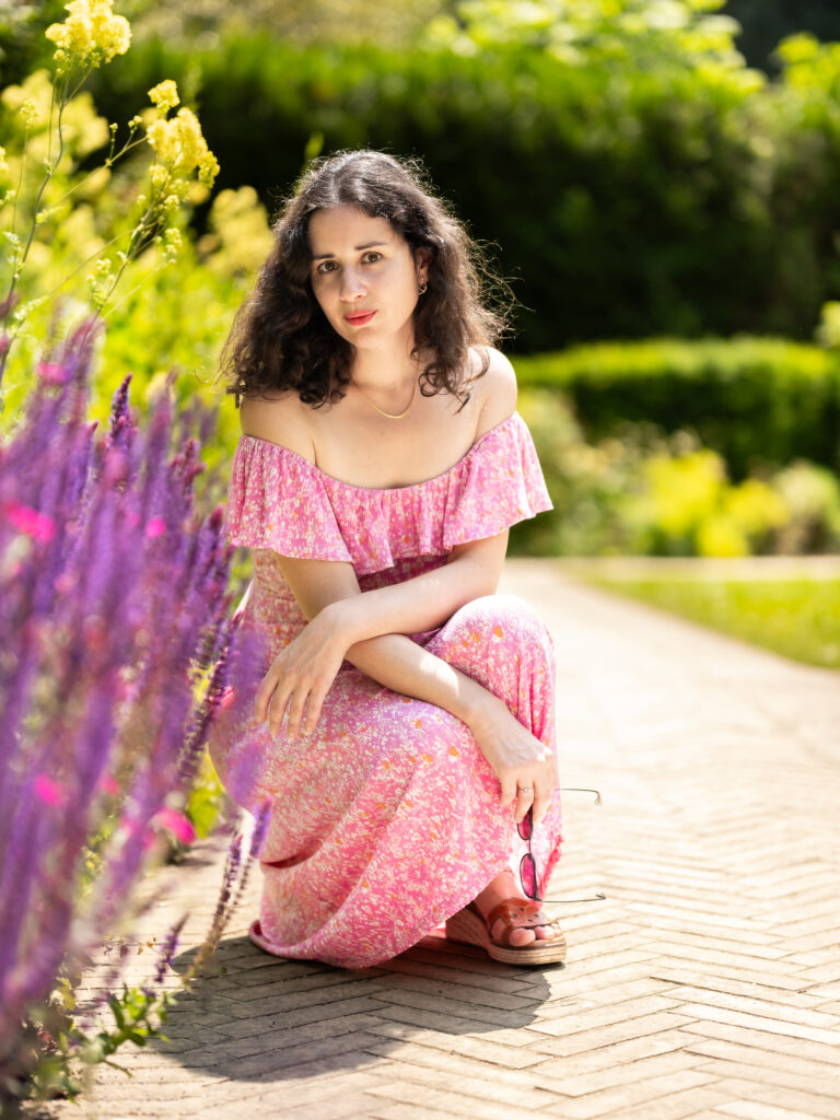 Shooting portrait lifestyle, regard de face et accroupie, réalisé en Charente-Maritime.