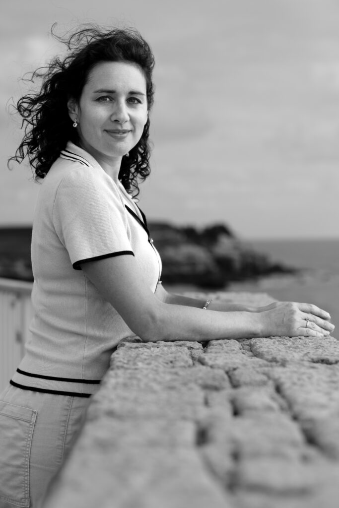Shooting photo en noir est blanc, appuyé contre un mur en Charente-Maritime.