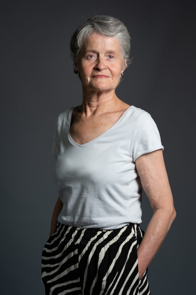 Photographie de portrait en pose naturelle, réalisé en studio à domicile à Rochefort.