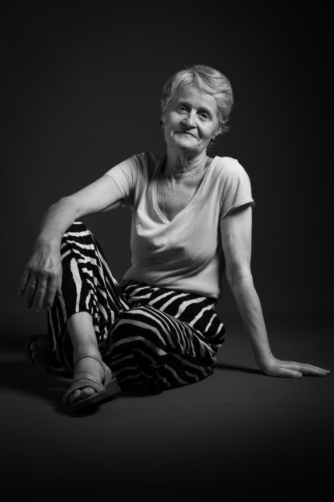 Photographie de portrait artistique en noir et blanc, réalisé en studio à domicile à Royan.