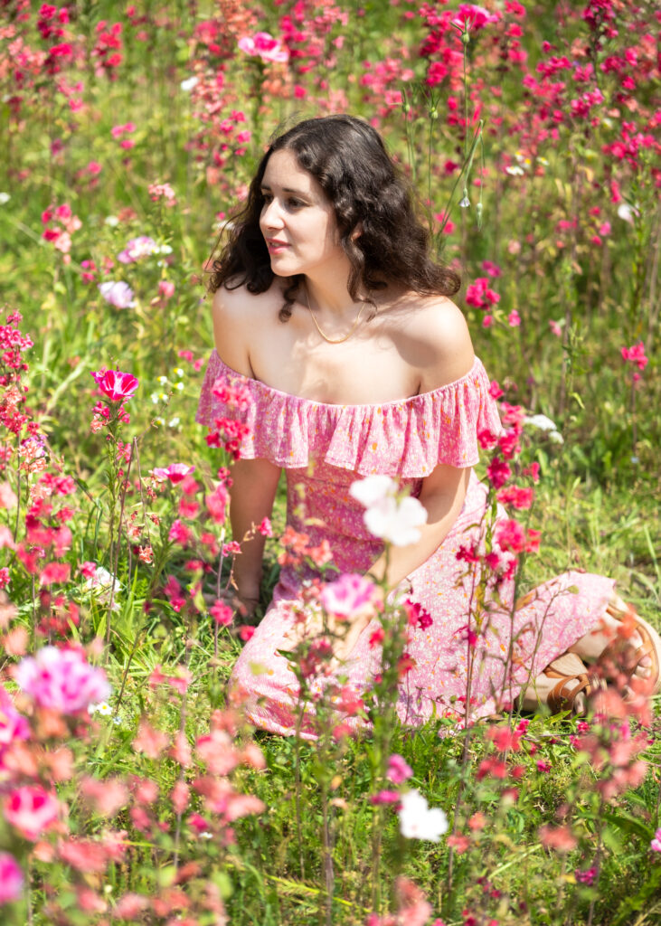 Séance en lumière naturelle, assise dans un champ de fleurs, réalisé par Olivier Durand.