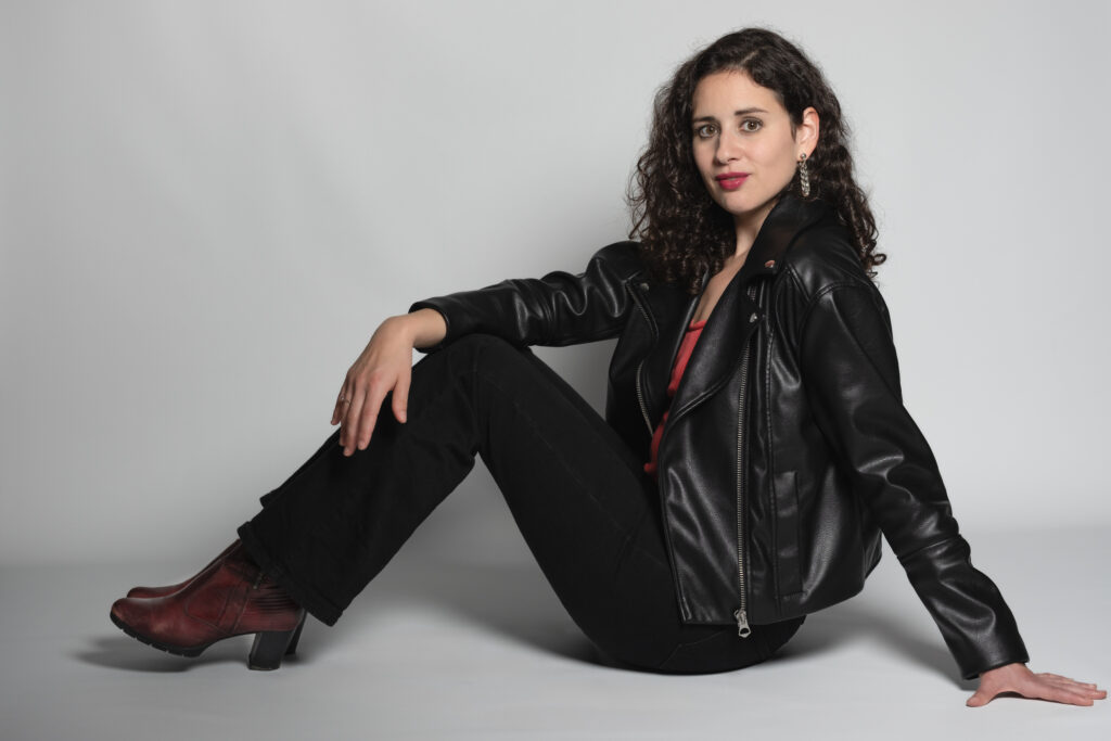 Shooting photo en studio d'une pose assise, en Charente-Maritime