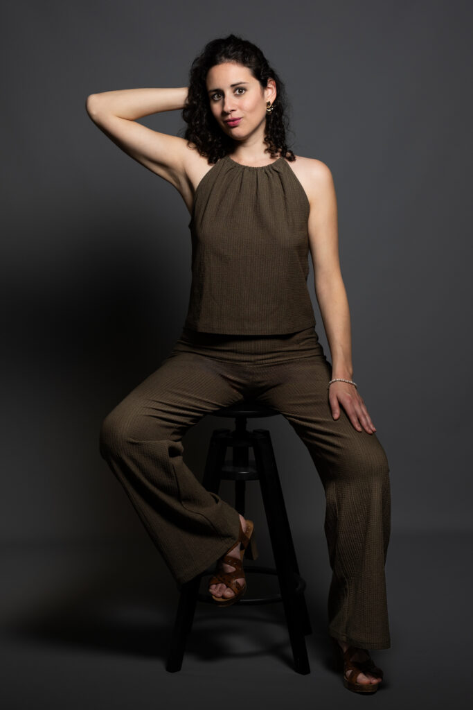 Pose artistique sur tabouret effectuée en studio, à Royan.