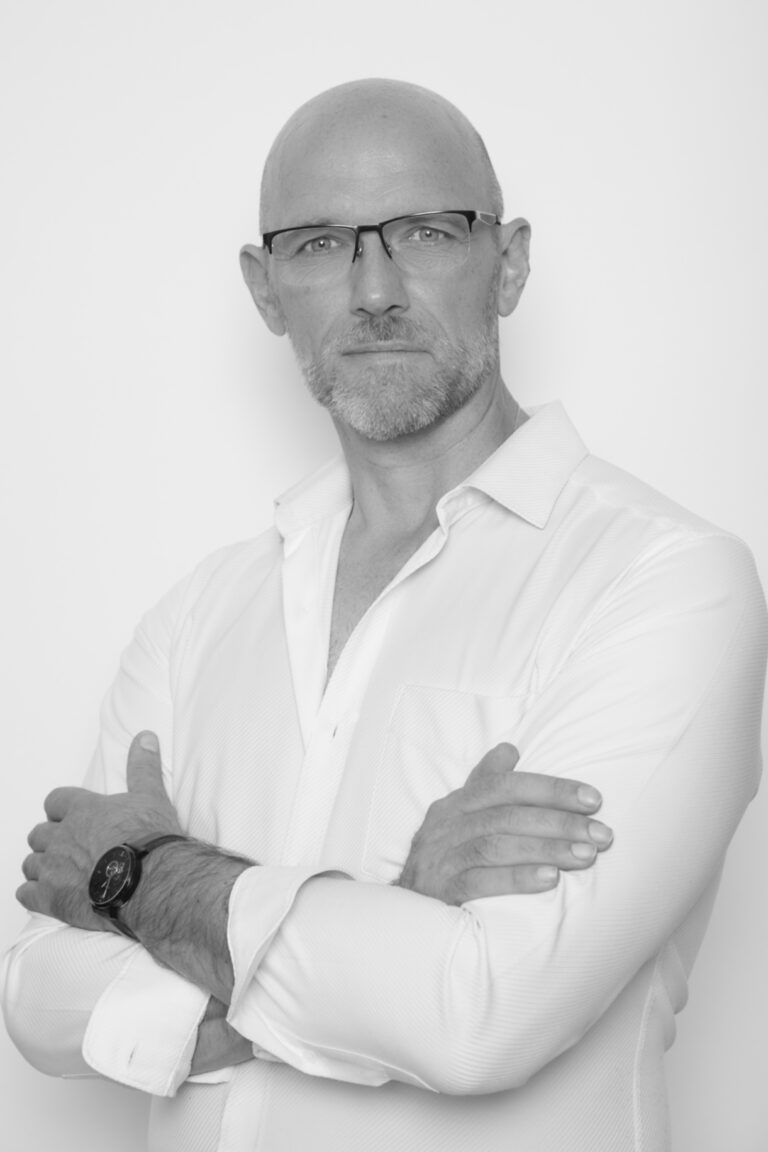 Portrait d'Olivier Durand, photographe professionnel à Rochefort, Oléron, Marennes et Royan, spécialisé en portrait, immobilier et photo de produit.