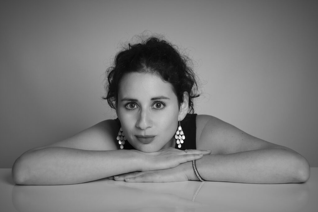 Photo de portrait en noir et blanc, en studio mobile, à Rochefort.